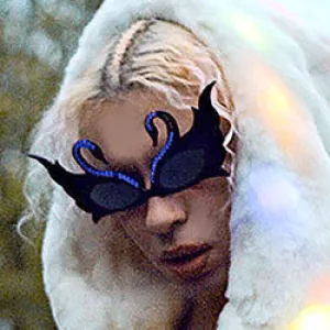 PUT-ON Black/Blue Swan Sunglasses